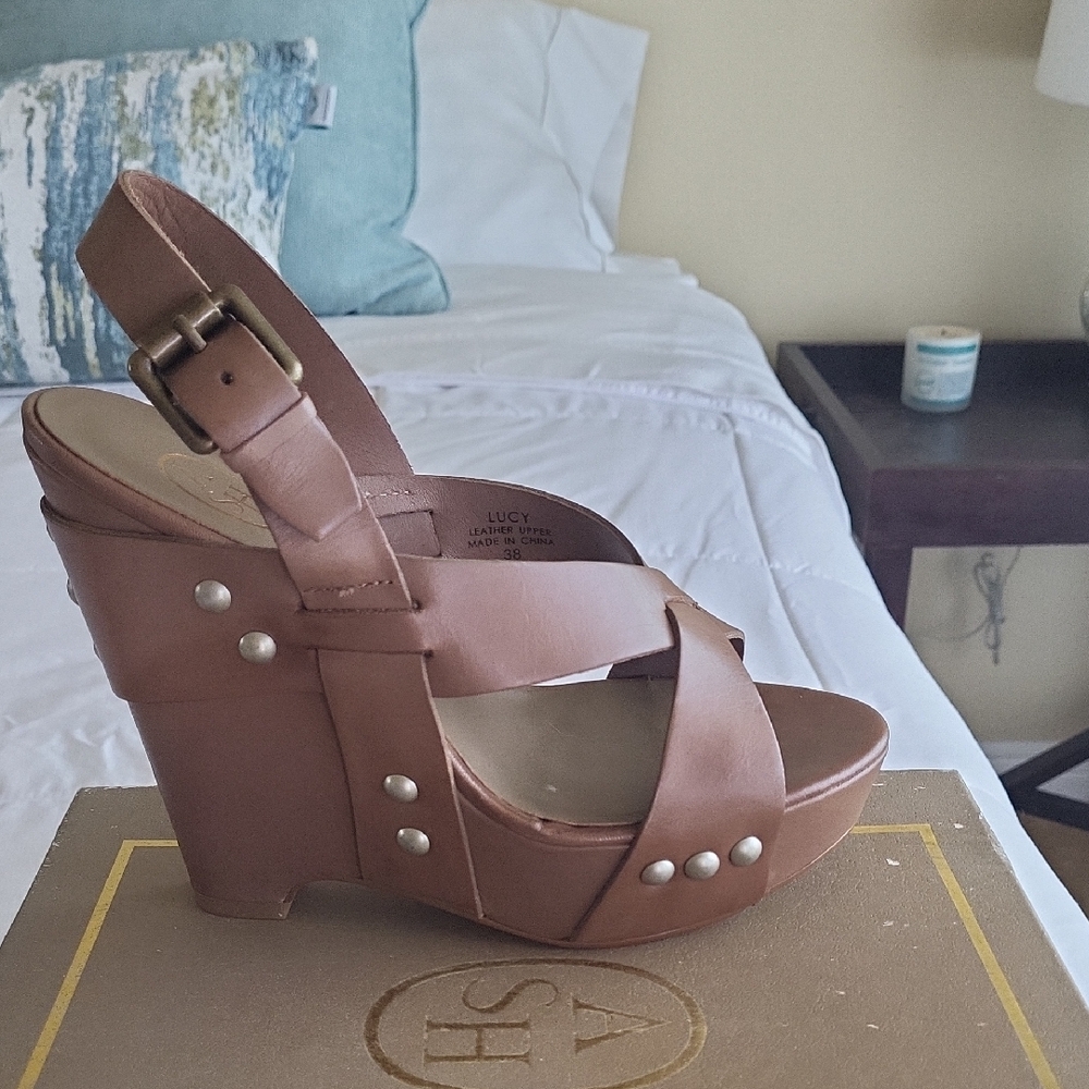 NWT Ash LUCY Size 8M